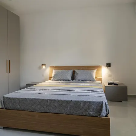 2 Bedroom Bright *