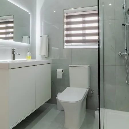 Apartment 2 Bedroom Bright