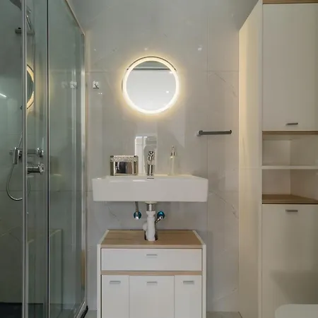 2 Bedroom Bright Apartment