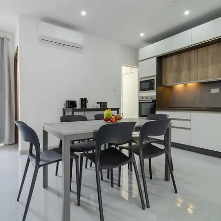 2 Bedroom Bright Apartment