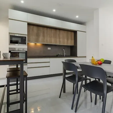 2 Bedroom Bright Apartment