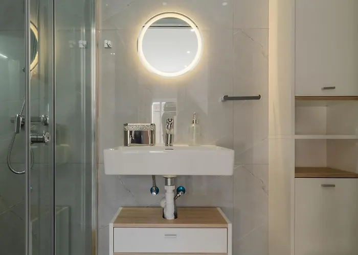 2 Bedroom Bright Апартаменты